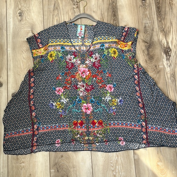 JOHNNY WAS Dolce Drapey Short Sleeve Top with Floral Detail Size Large - Picture 3 of 9